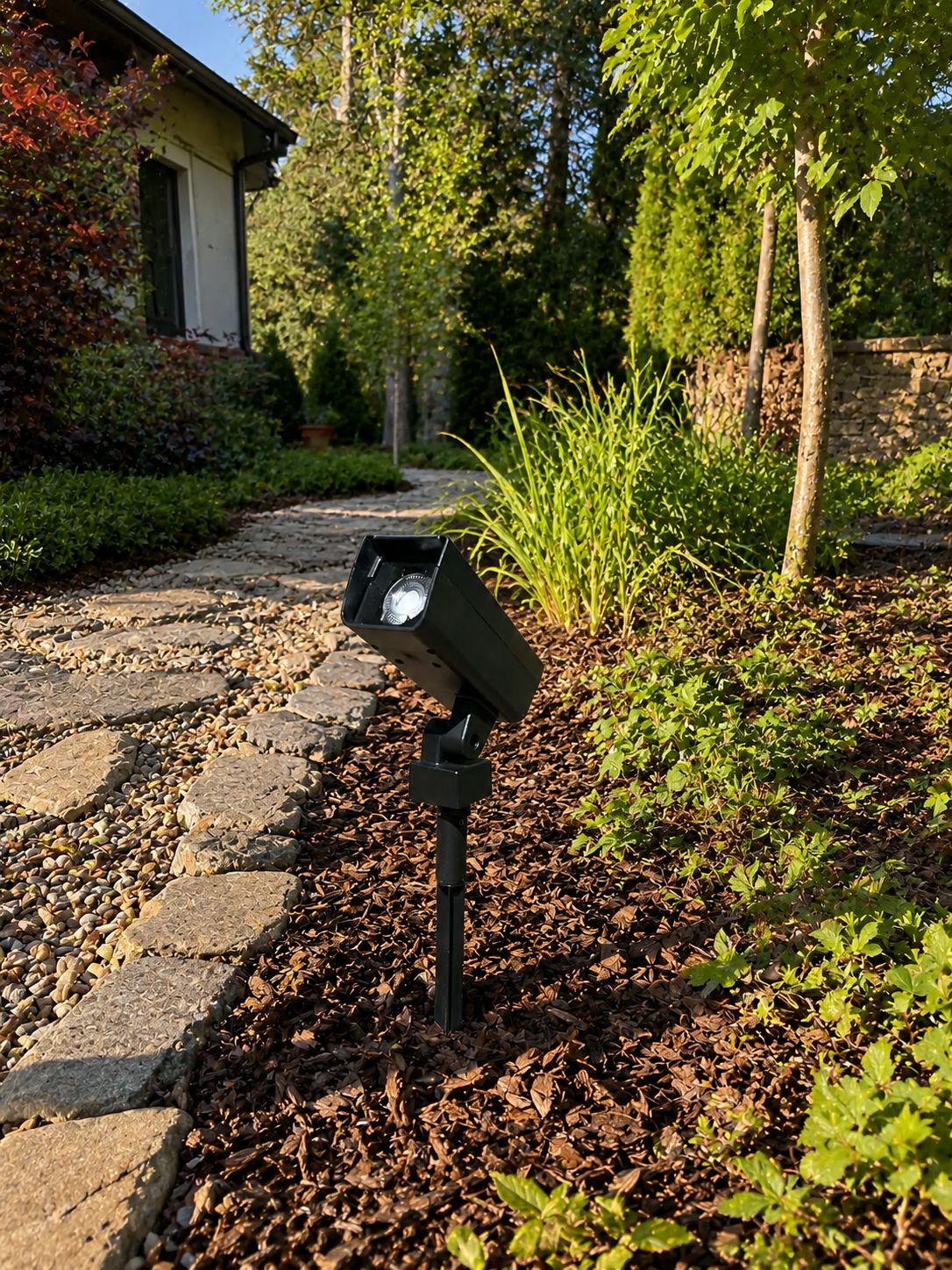 AXEN SARA™ – Solar RGB Garden Light